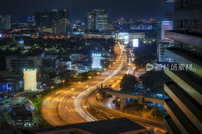 Lebuhraya puchong damansara公路晚上在damansara城市晚上从高角度